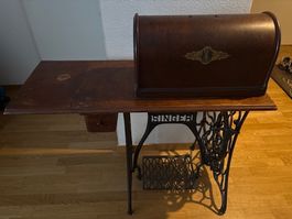 Machine à coudre Singer ancienne à pédalier avec meuble et a