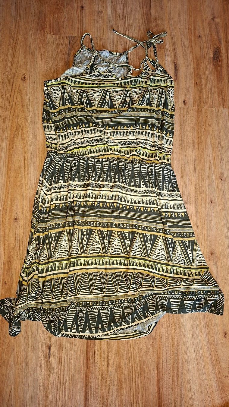 Robes: Robe d'été T 42 – D'occasion à La Rippe par veromaud