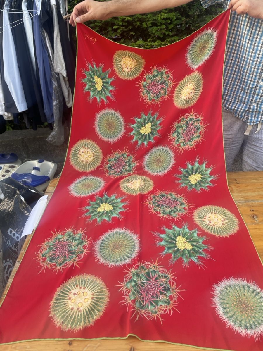 Fabric Frontline Foulard & Sciarpe: Fabric Frontline Schal – Nuovo (secondo la descrizione) da Zürich venduto da projektkinderwagen