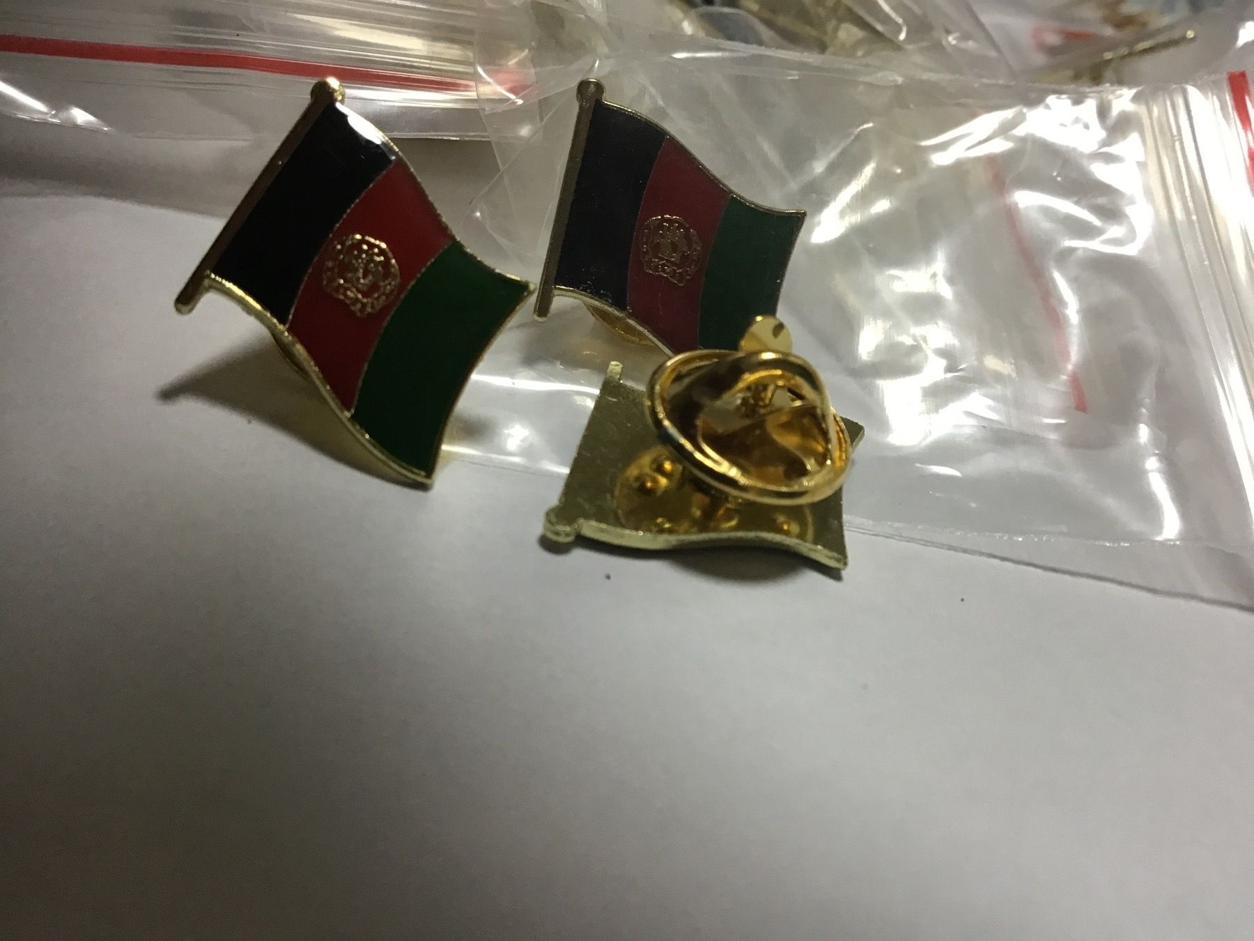 Plaketten & Abzeichen: 30 pins drapeaux de l’Afghanistan – Neu und originalverpackt aus Lausanne von topthai 1