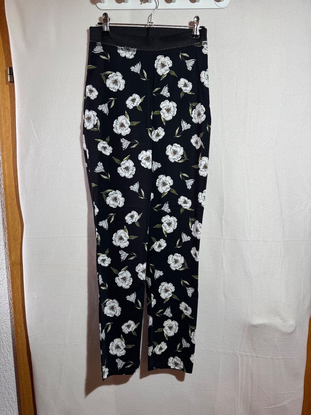 Pantaloni: Schöne geblümte  Hose Gr. S – Usato da Grosswangen venduto da second_hand_dress