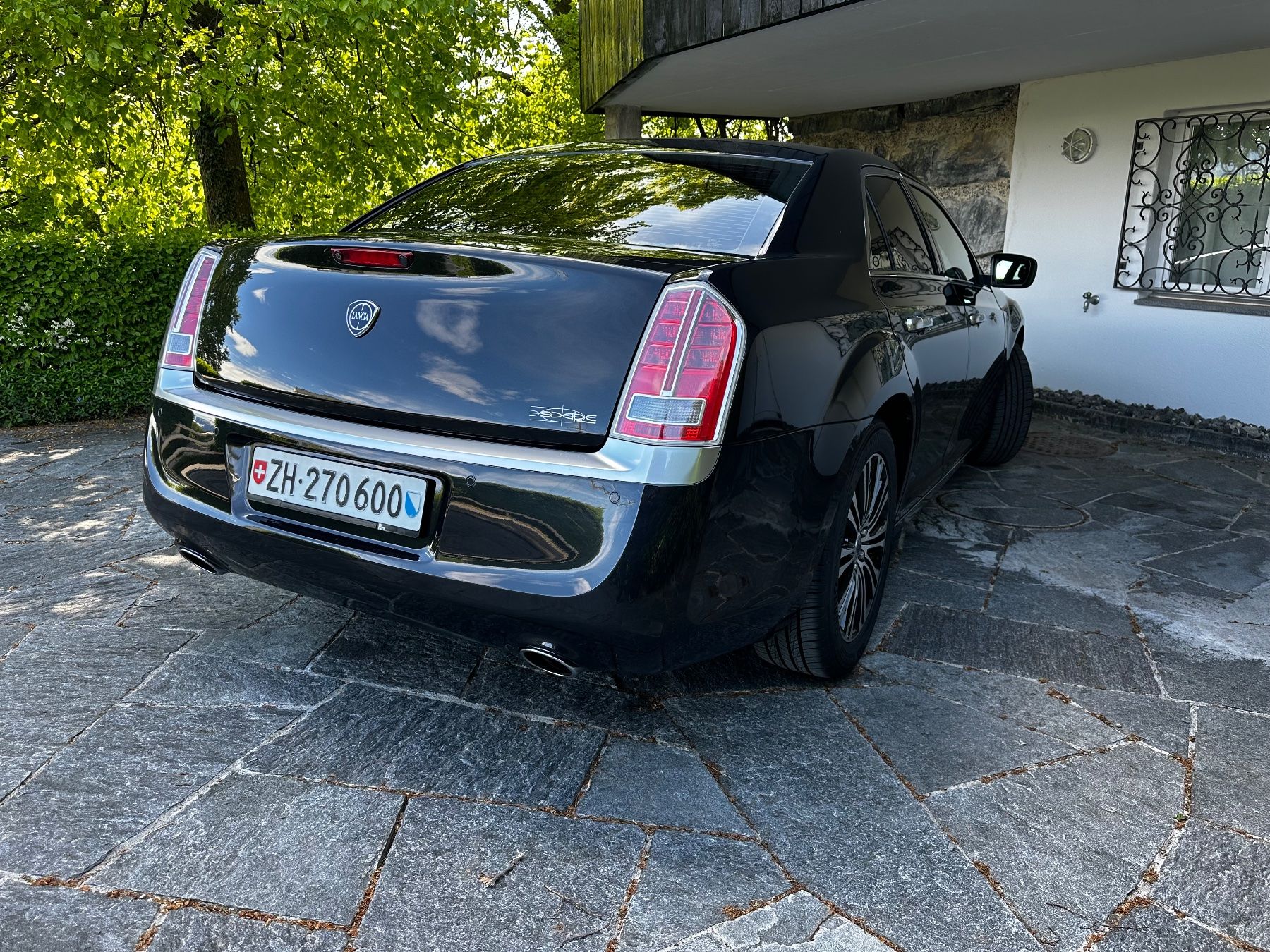 Lancia Automobili: Thema 3.6 AWD schwarz schwarz – Usato da Dübendorf venduto da Sbarc