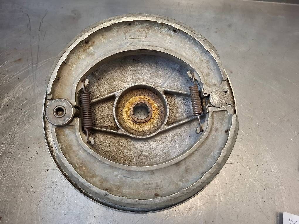 Tutti i ricambio per moto: BSA 8" Bremsankerplatte – Usato da Ebmatingen venduto da Moto42 1
