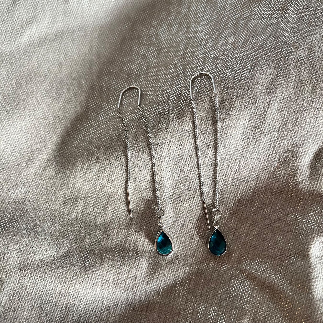 Orecchini pendenti & Orecchini a lobo: Boucles longues argent cabochon en verre bleu outre-mer – Nuovo e nell'imballaggio originale da Genève venduto da ct_fqr8