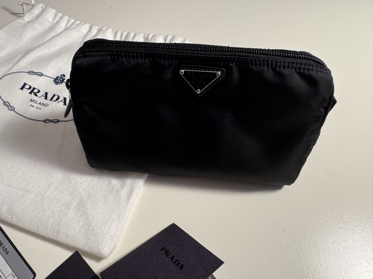 Prada Custodie per cosmetici: Neues Prada Necessaire – Nuovo e nell'imballaggio originale da Solothurn venduto da Vintage87 3