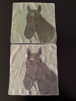 Zwei Taschentücher mit Pferde-Motiv