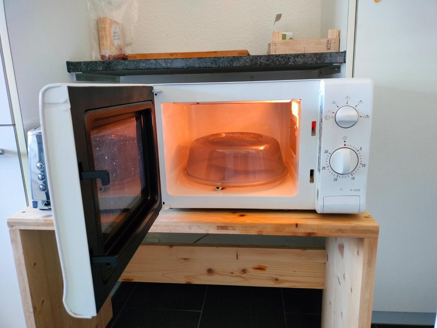 Sharp Elettrodomestici da cucina: Microwave Sharp – Usato da Zürich venduto da tom_9wg7 1