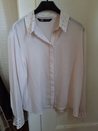Chemise Zara M avec brillants sur le col et les manches 