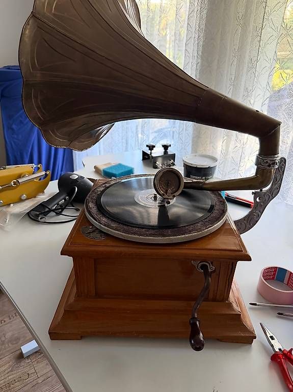 Tourne-disques: antikes Grammophon – D'occasion à Engelburg par Evrofe