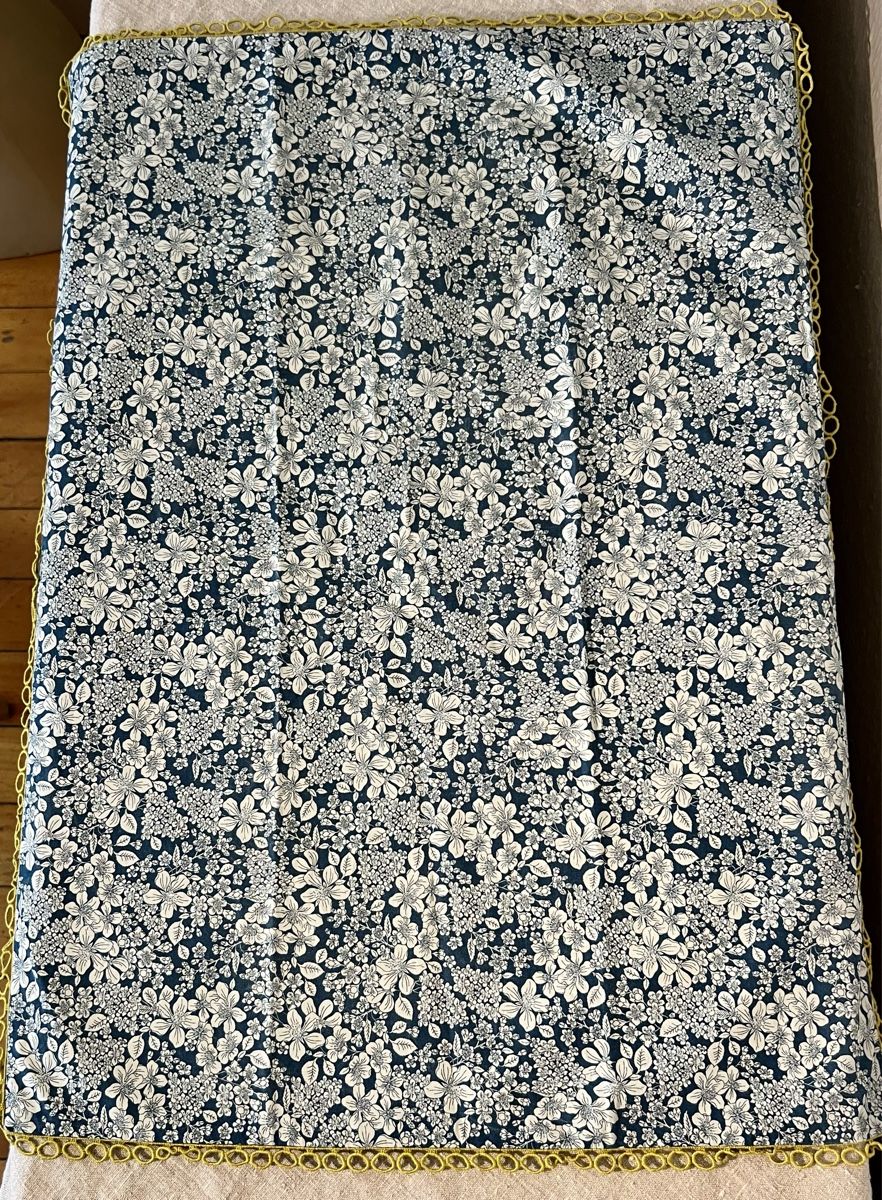 Tutte le decorazioni: Nappe en coton à fleurs bleues, galon vert anis – Usato da Genève venduto da DELIRBEADS 2