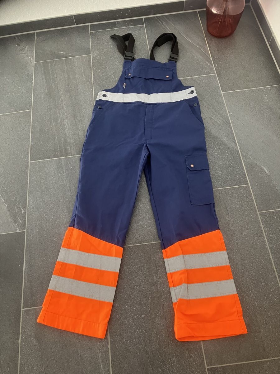 Pantaloni: Arbeitskleidung Warnschutz Latzhose Gr.46 – Usato da Bettwiesen venduto da Zustand57