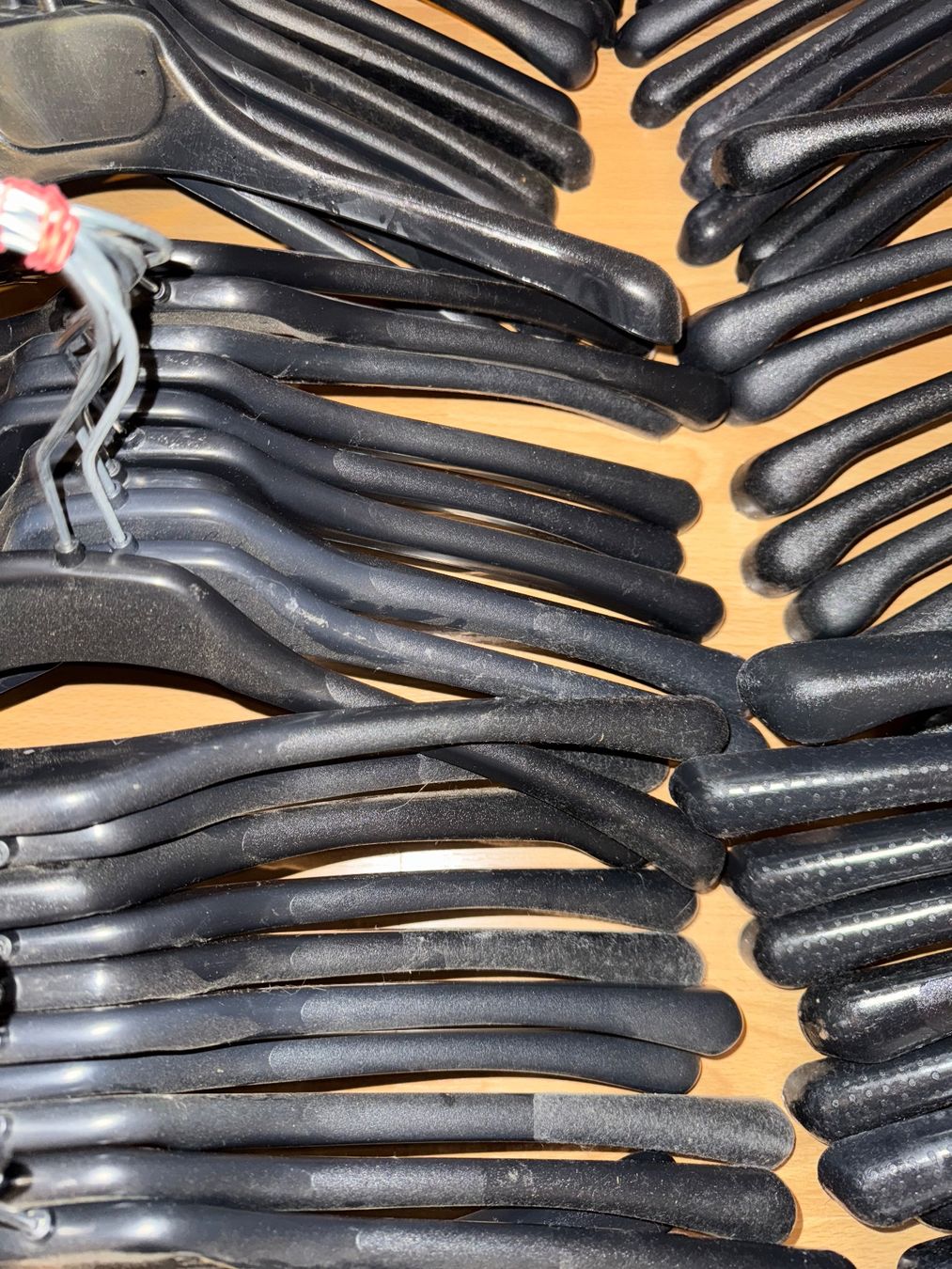 Kleiderbügel: 110 schwarze Kleiderbügel – Gebraucht aus Grosswangen von Second_hand_paradise 6