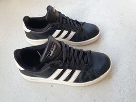 Addidas Leder Grösse 42.5 , Stark gebraucht , siehe fotos .