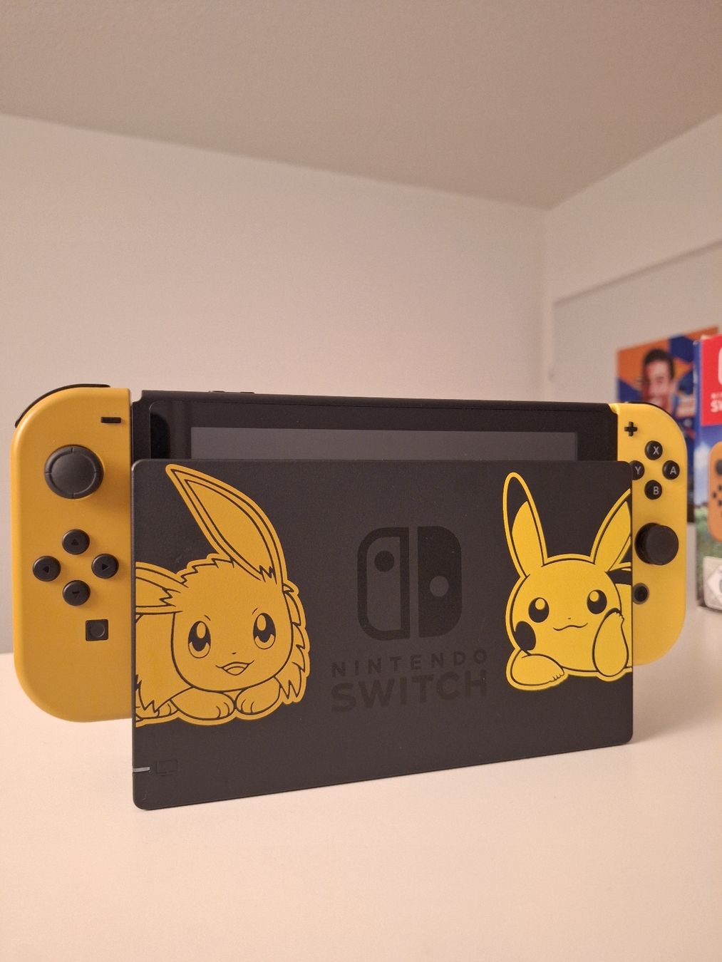 Nintendo Consoles: Nintendo Switch - Let's Go Pikachu Limited Edition – D'occasion à Biel/Bienne par Seyran 1
