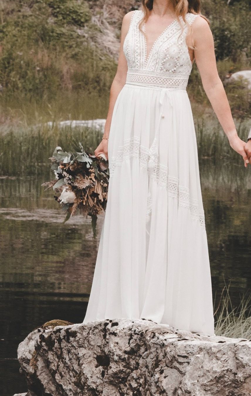 Robes: Secondhand Brautkleid Ariamo "Arwen", Grösse 36 – D'occasion à Brunnen par Herzig-Brautmode 2