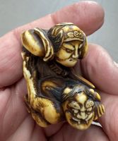 Netsuke japonais ancien – personnage sur oni – matière noble