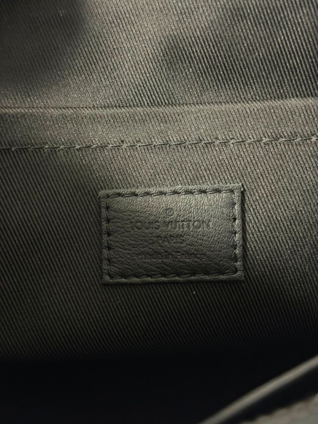 Louis Vuitton Taschen: Louis Vuitton Pochette Voyage Souple - Monogram Shadow – Gebraucht aus Niederglatt ZH von ado_ffd7 4