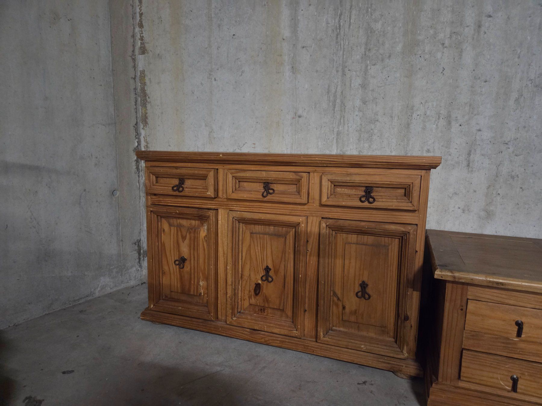 Kommoden: Rustikale Massivholz Möbel: Sideboard & TV-Tisch Set – Gebraucht aus UNTERVAZ von Maf44 1
