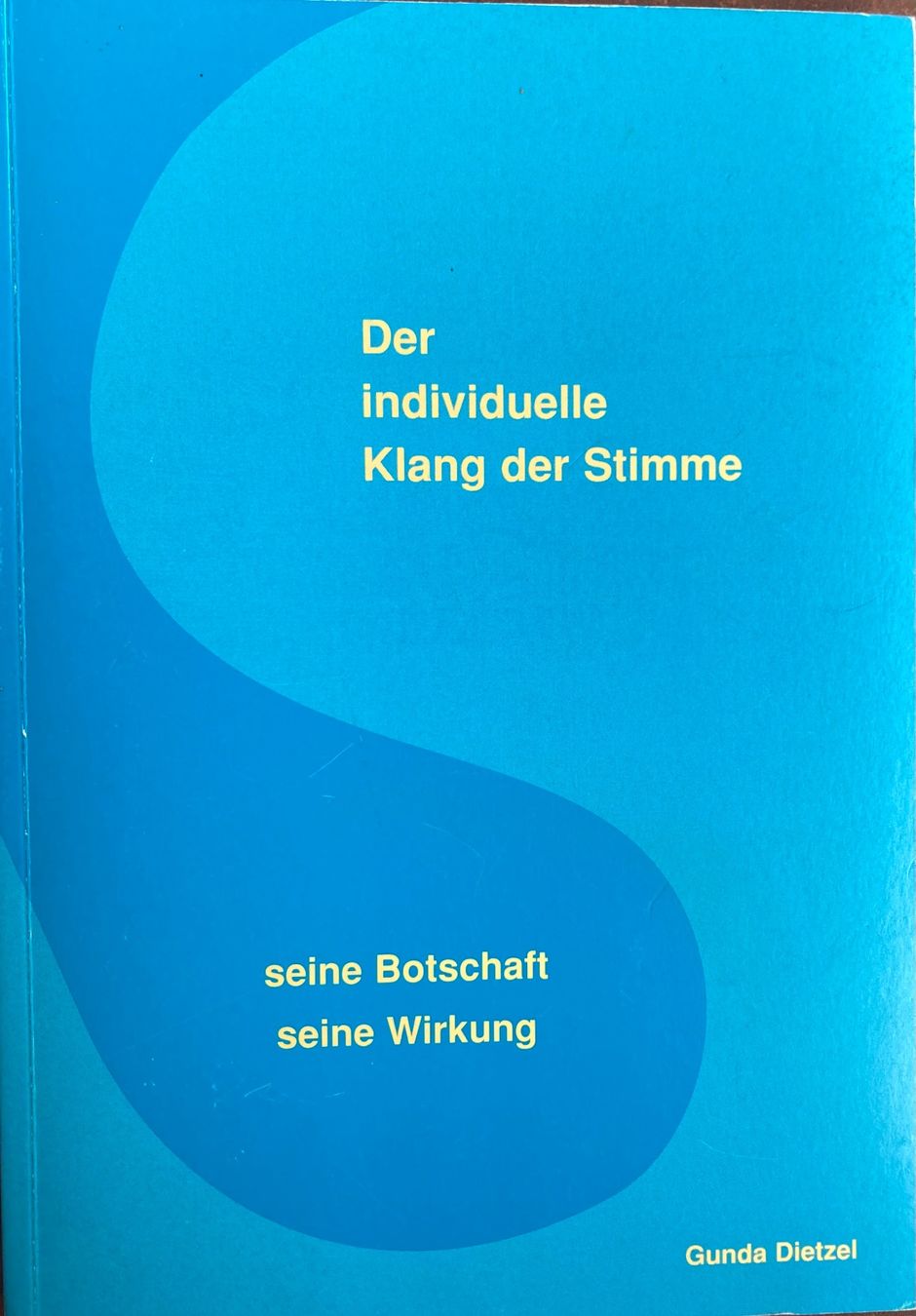 Libri: Der individuelle Klang der Stimme: Botschaft & Wirkung – Usato da Riniken venduto da begeh-r-bar