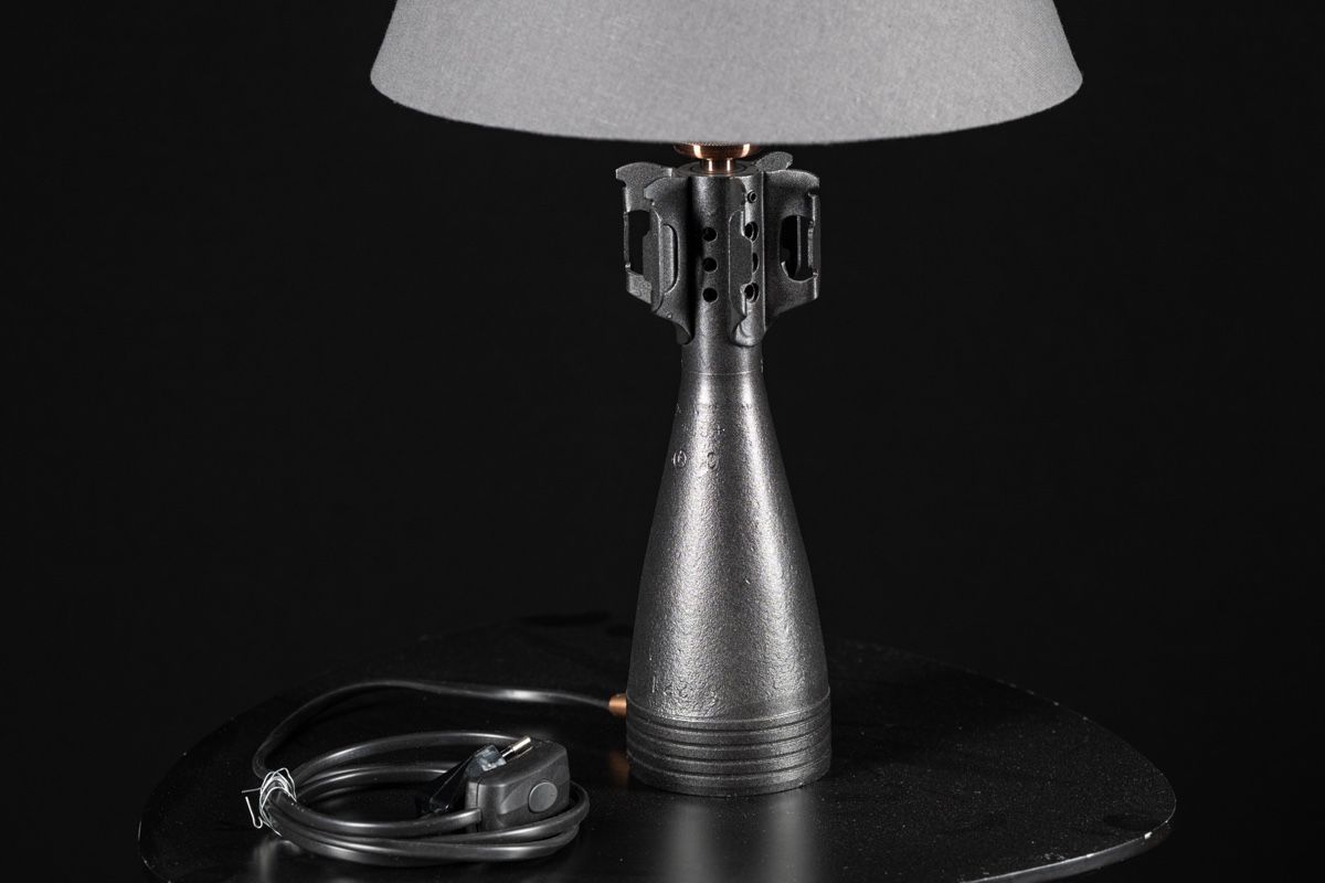 Lampes: Unique: lampe avec obus de mortier  – D'occasion à Lugnorre par cla_j6bq 1