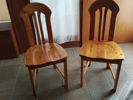 Zwei bequeme Hochlehner-Holzstühle von Möbel Pfister