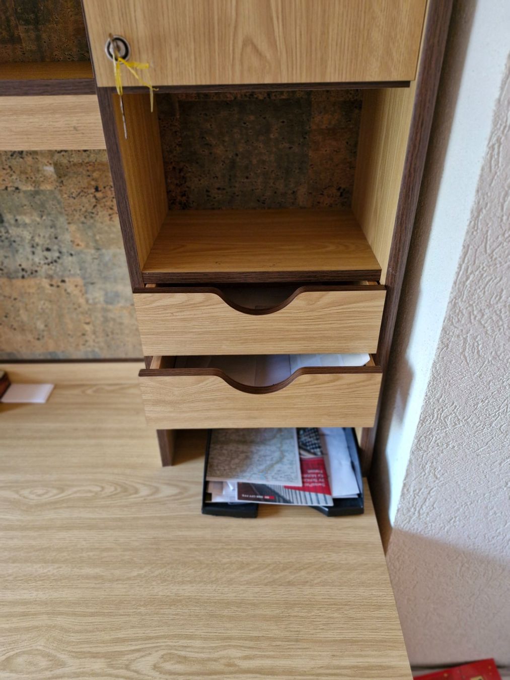 Bureaux: Schreibtisch mit Schubladen – D'occasion à Wangen SZ par smokly01 3