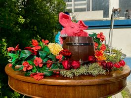 Niedliches Handgemachtes Schweinchen im Fass - Gartendeko
