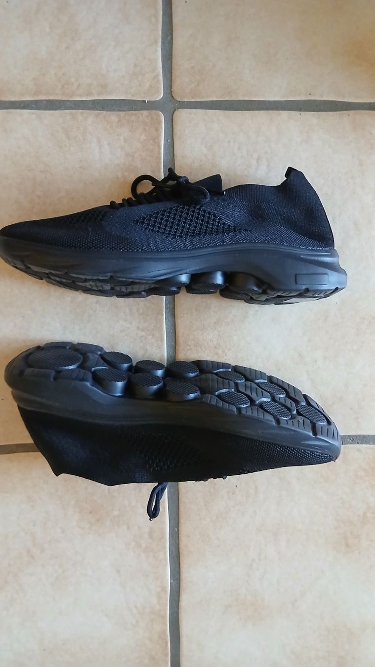 Chaussures femmes: Schwarze Sneaker Gr 42 neu – Neuf (Voir description) à Glis par Jessylini 1