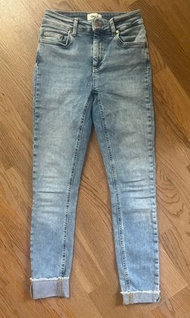 Leichte, helle Skinny Blue-Jeans von Only