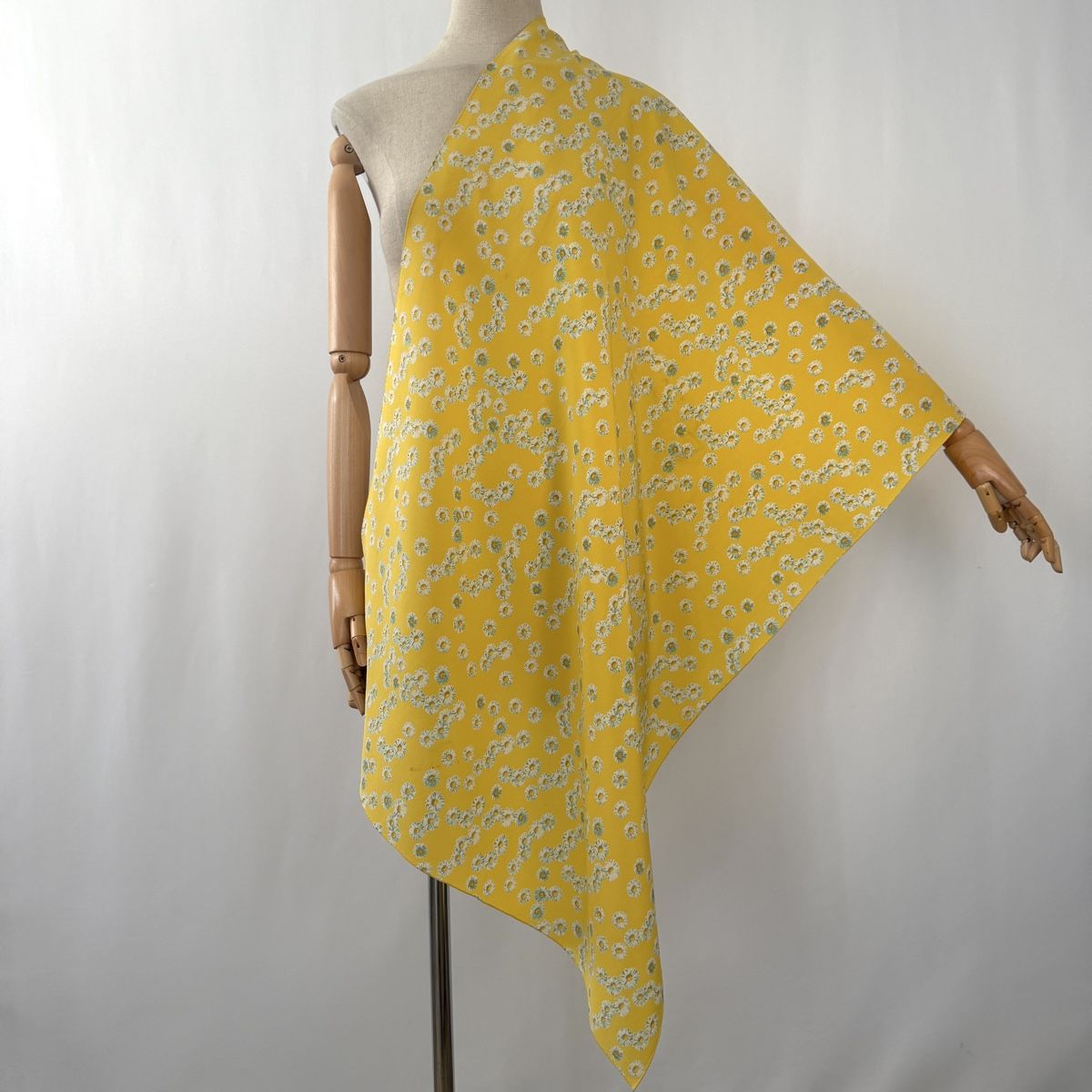 Fabric Frontline Foulard & Sciarpe: FABRIC FRONTLINE Silk Scarf – Usato da Emmen venduto da Nightingale_2022