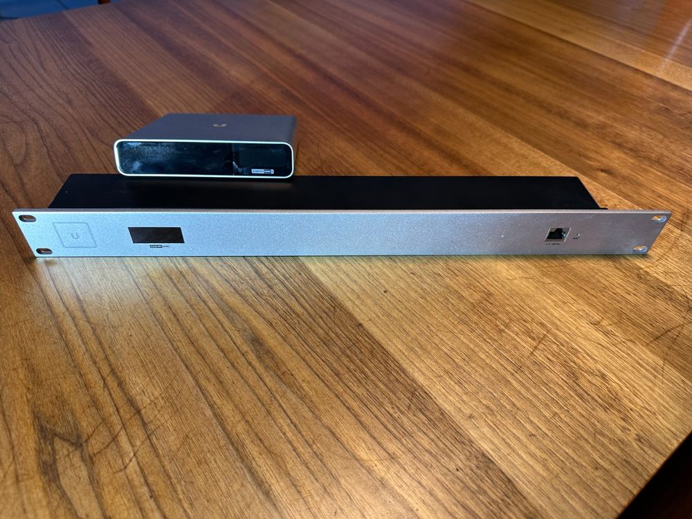 Ubiquiti Cloudkey Gen2 Plus mit 1 TB Disk und 19in Rackmount (Gebraucht ...