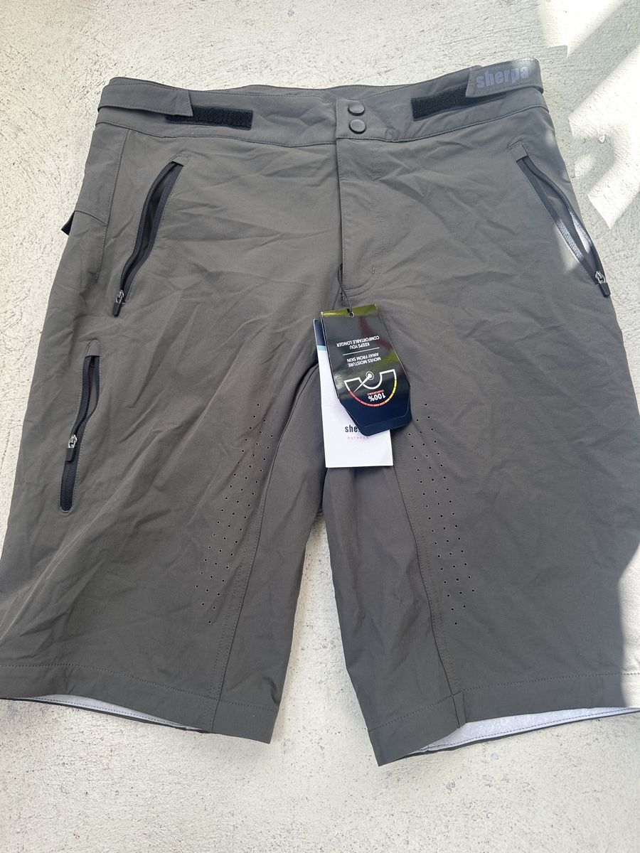 Sherpa Pantaloni: Sherpa Arun Hr Bikeshort, dunkelbraun, S – Nuovo e nell'imballaggio originale da Neuchatel venduto da feta_ze