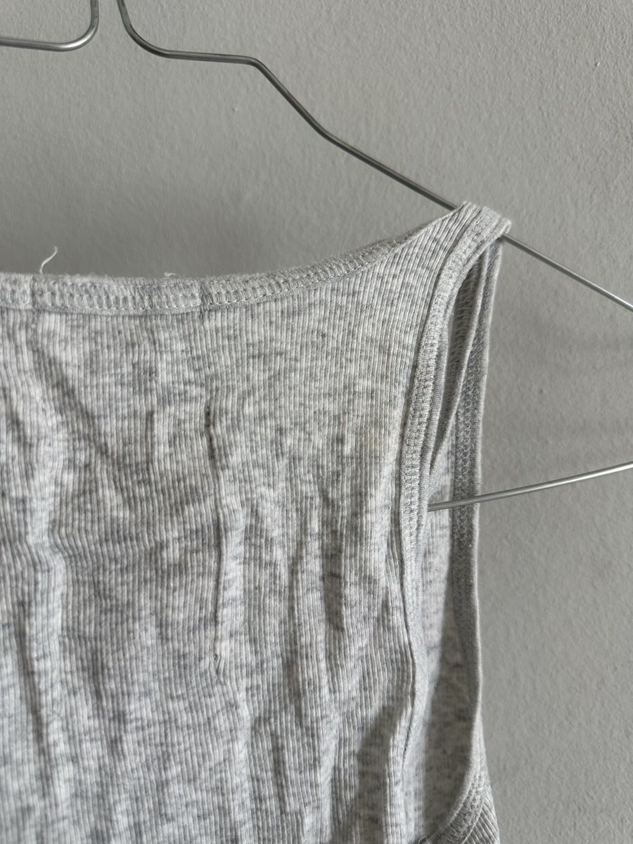 Hollister Top: Débardeur Hollister gris  – Usato da Yverdon-les-Bains venduto da Laureetlargent 3