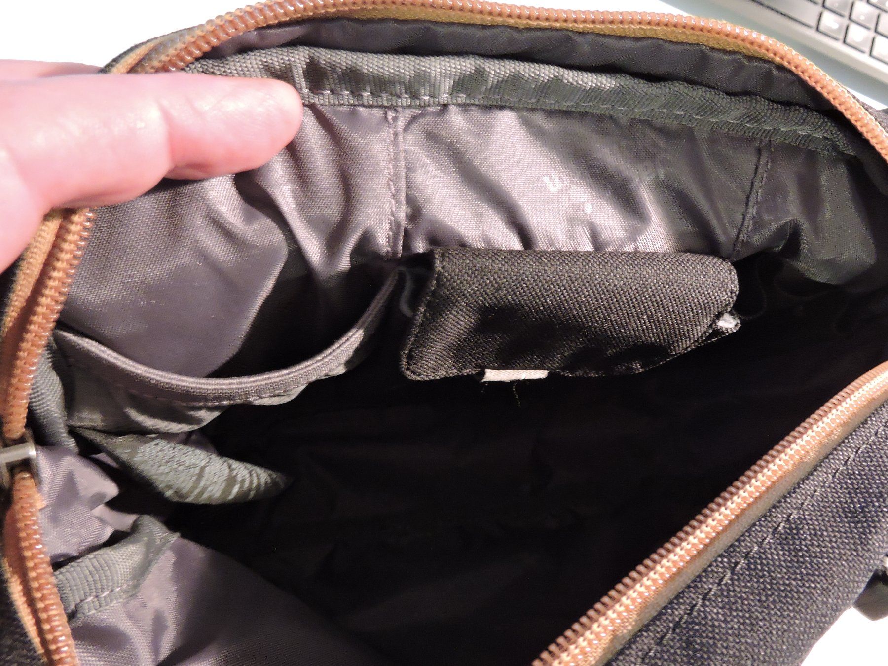 Jack Wolfskin Borse da donna: Jack Wolfskin Schultertasche Warwick Ave – Usato da Hauptwil venduto da Borusse01 7