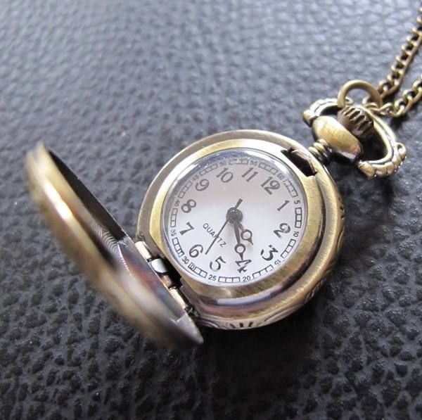 Orologi: Umhängeuhr Wappen Emblem Victorian Style – Nuovo (secondo la descrizione) da Schwanden GL venduto da UHRKNALL 1