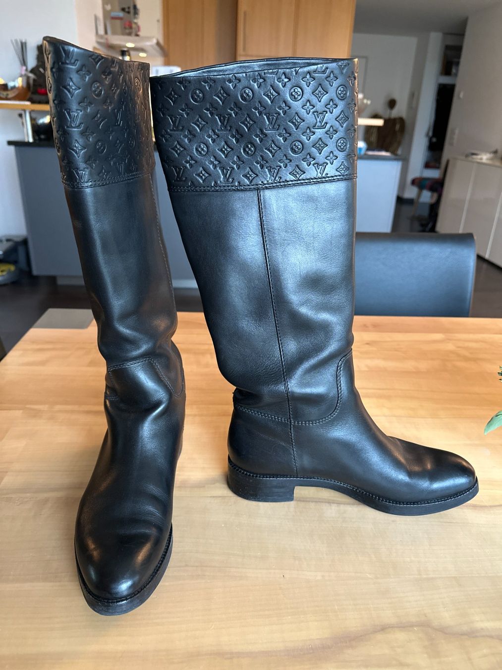 Louis Vuitton Chaussures femmes: Original Louis Vuitton Lederstiefel – D'occasion à Wollerau par Swissmisses