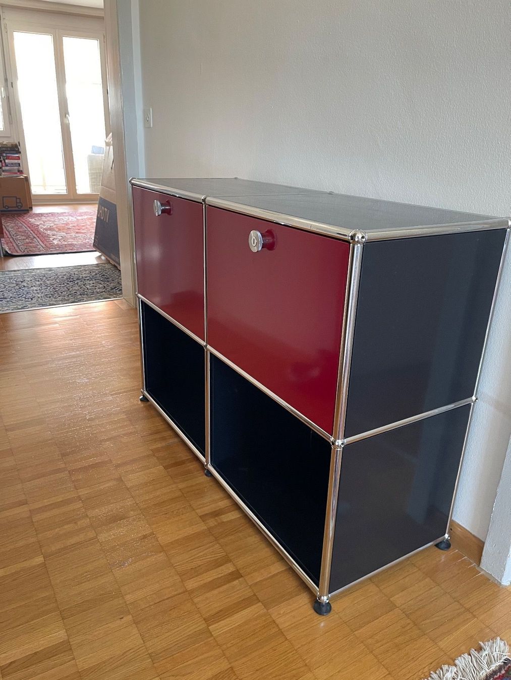 USM Kommoden: USM Sideboard black/Rot Lieferung Gratis – Gebraucht aus Thun von Thuno6 6