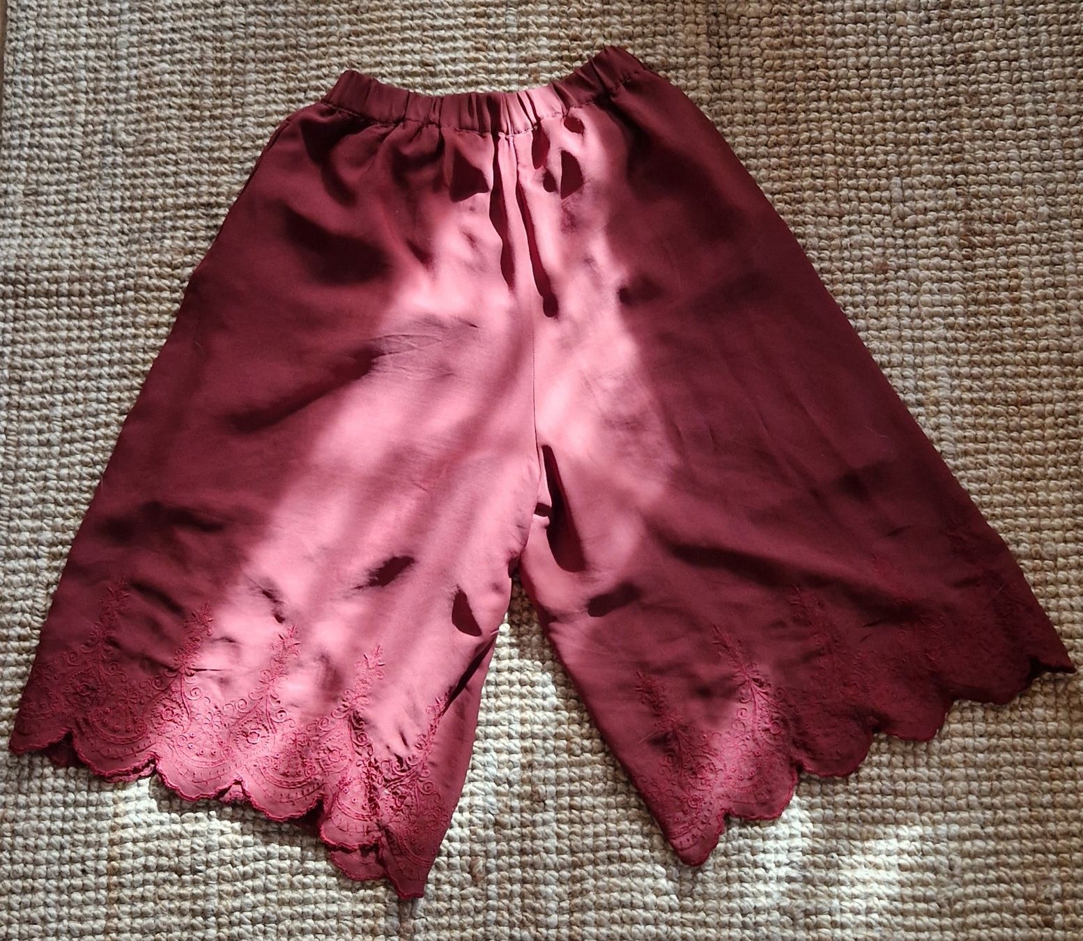 Pantaloni: Culotte mit Stickerei bordeaux ca. Gr. M  – Usato da Andermatt venduto da nin_ks9v