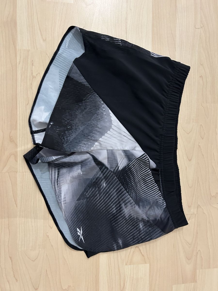 Reebok Pantaloni: Kurze Sporthose – Usato da Alikon venduto da va.ga