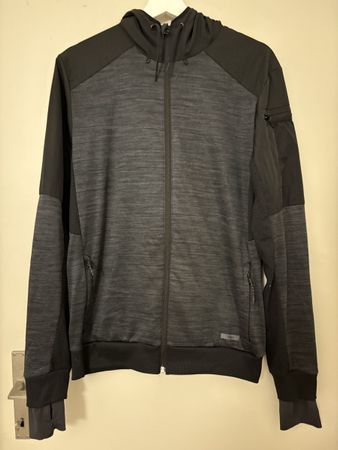 Sehr gut erhaltene Decathlon Kapuzenjacke Gr. L für kühle Ta