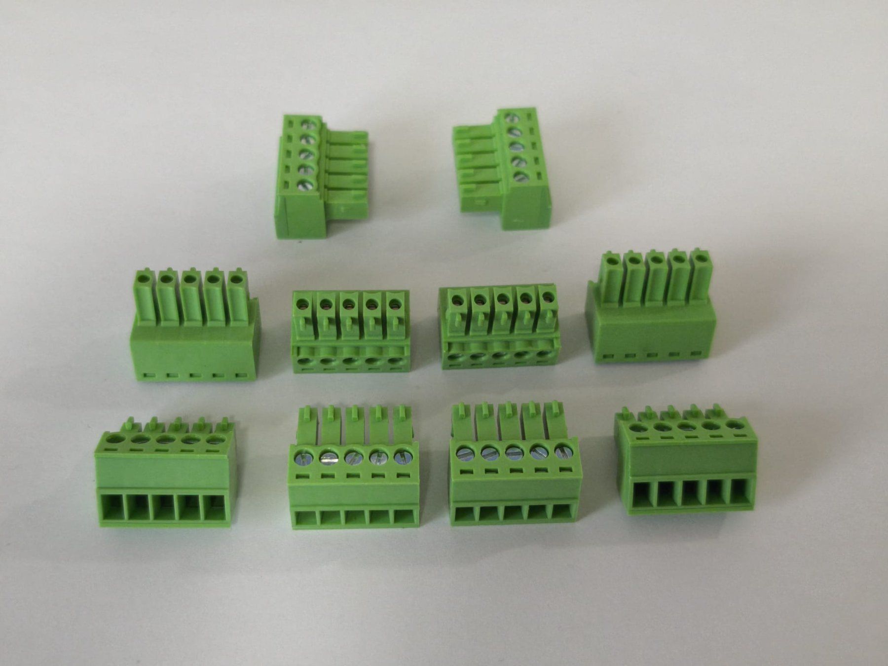 Esu Modellini di ferrovie: 10 Stück 5 Pin Stecker für ESU Weichen Deckoder und Extender – Nuovo (secondo la descrizione) da Uzwil venduto da Bruchpilot64