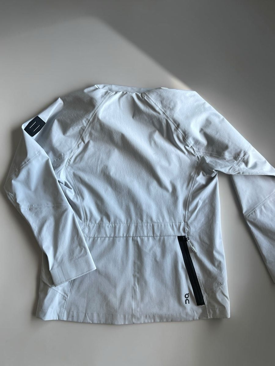 Giacche: ON Running Explorer Jacket Damen S Hellgrau – Usato da Zürich venduto da Recode.Fashion 7