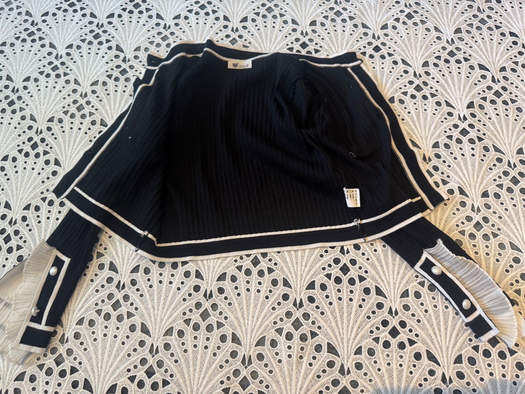 Jacken: Schwarze Strickjacke mit weissen Details Gr S – Gebraucht aus Frenkendorf von Style365 5