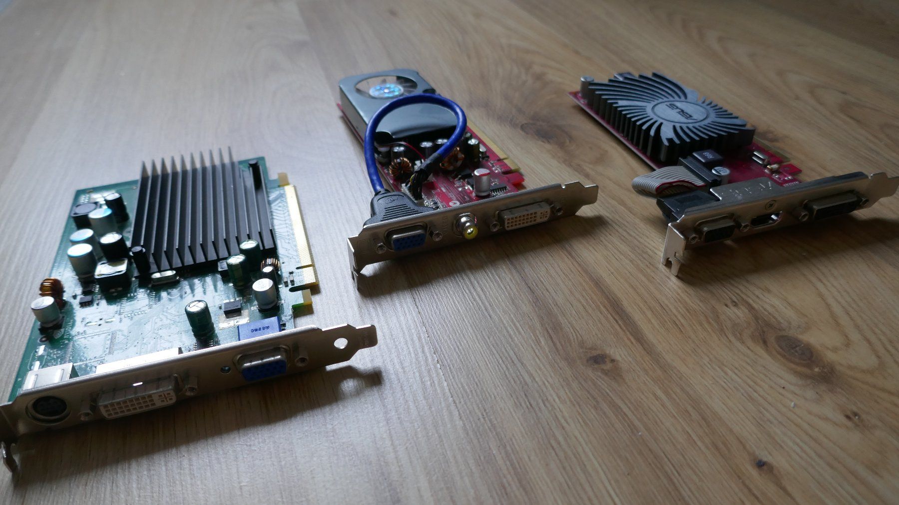 Schede grafiche: Drei alte PCI-Express Grafikkarten – Usato da Wenslingen venduto da FairlightCMI 1