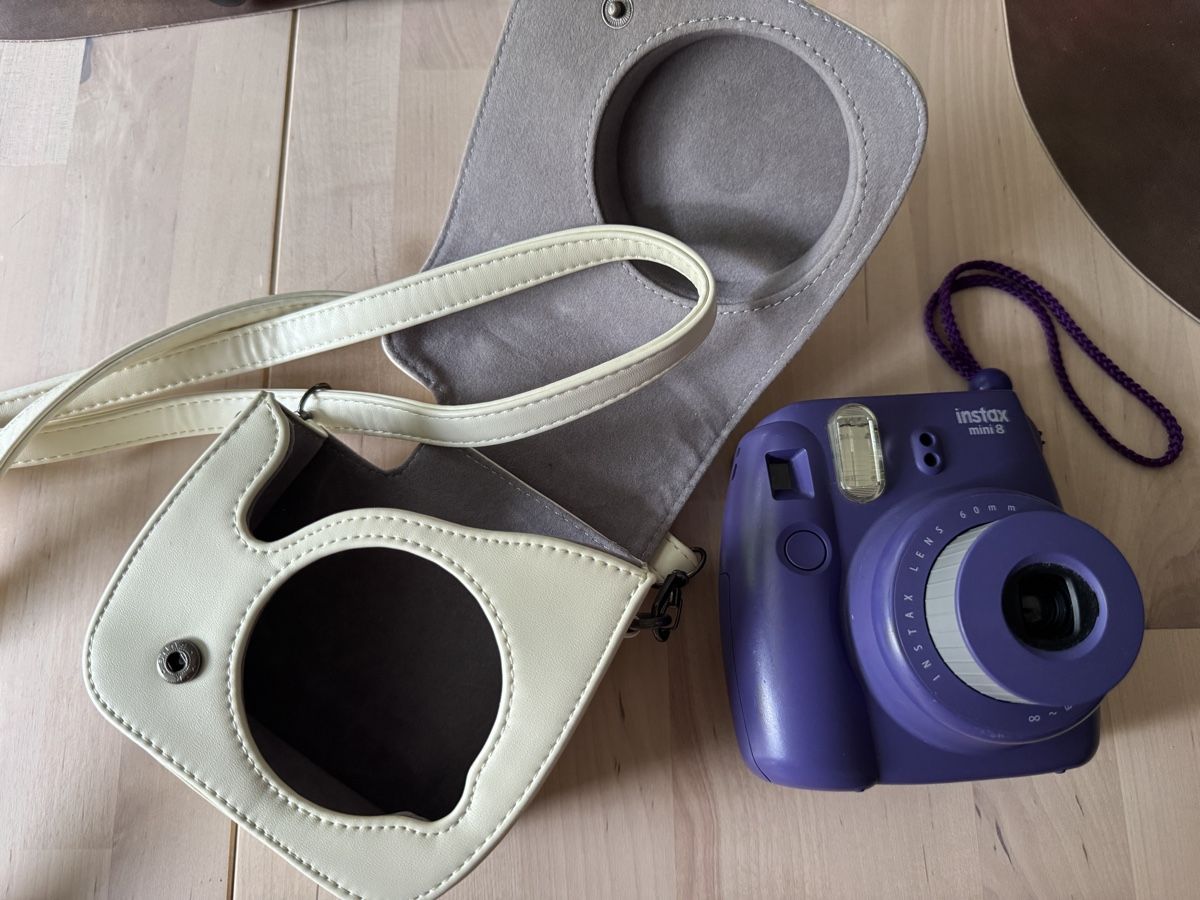 Fujifilm Fotocamera: Fujifilm Instax Mini 8 viola con custodia e tracolla – Usato da Losone venduto da robertone1964