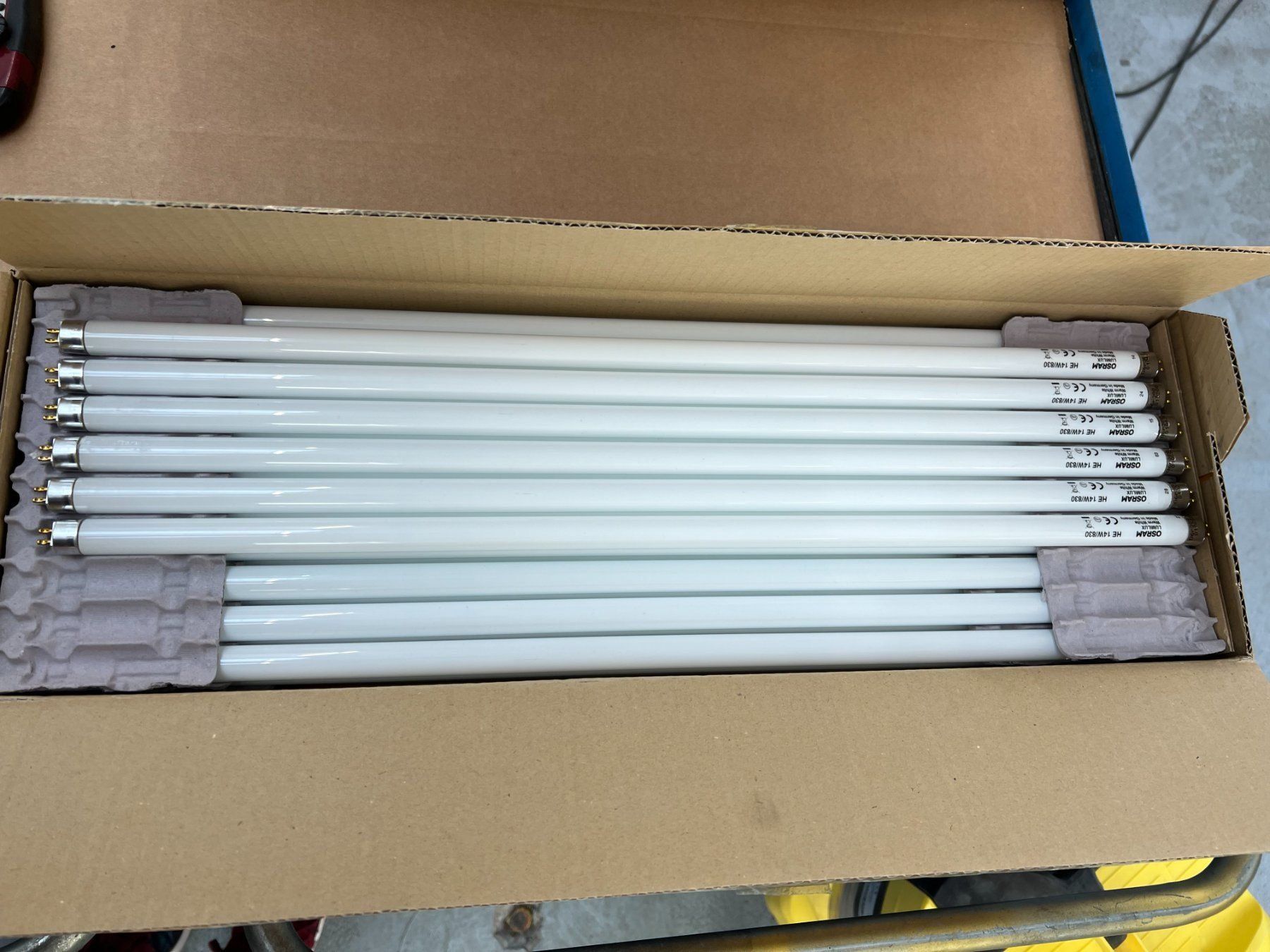 Osram Lampade: OSRAM LUMILUX HE 14W/830 WARM WHITE – Nuovo e nell'imballaggio originale da Mägenwil venduto da BackInWhite