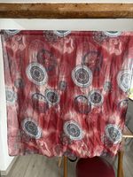 Écharpe légère rouge à motifs circulaires stylisés 45cm x 18