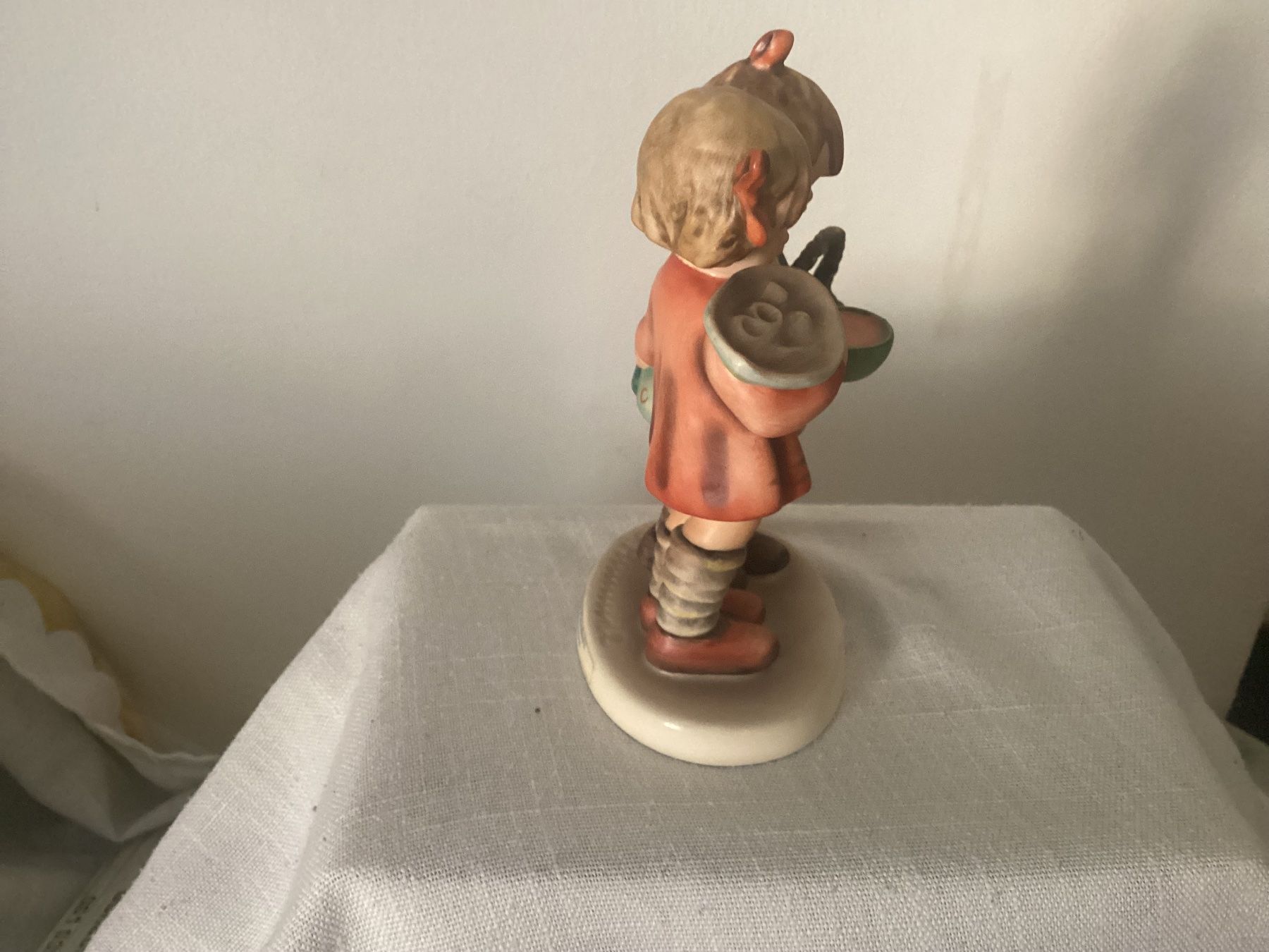 Hummel Statuette: GOEBEL  PORZELLAN FIGUR HAUSMÜTTERCHEN 1981 – Usato da Münchenstein venduto da NoSu98 2