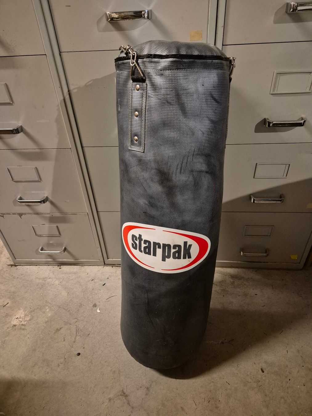 Sacchi da boxe: Boxsack 90x30cm mit Befestigungskette, gebraucht – Usato da Zug venduto da Ch4