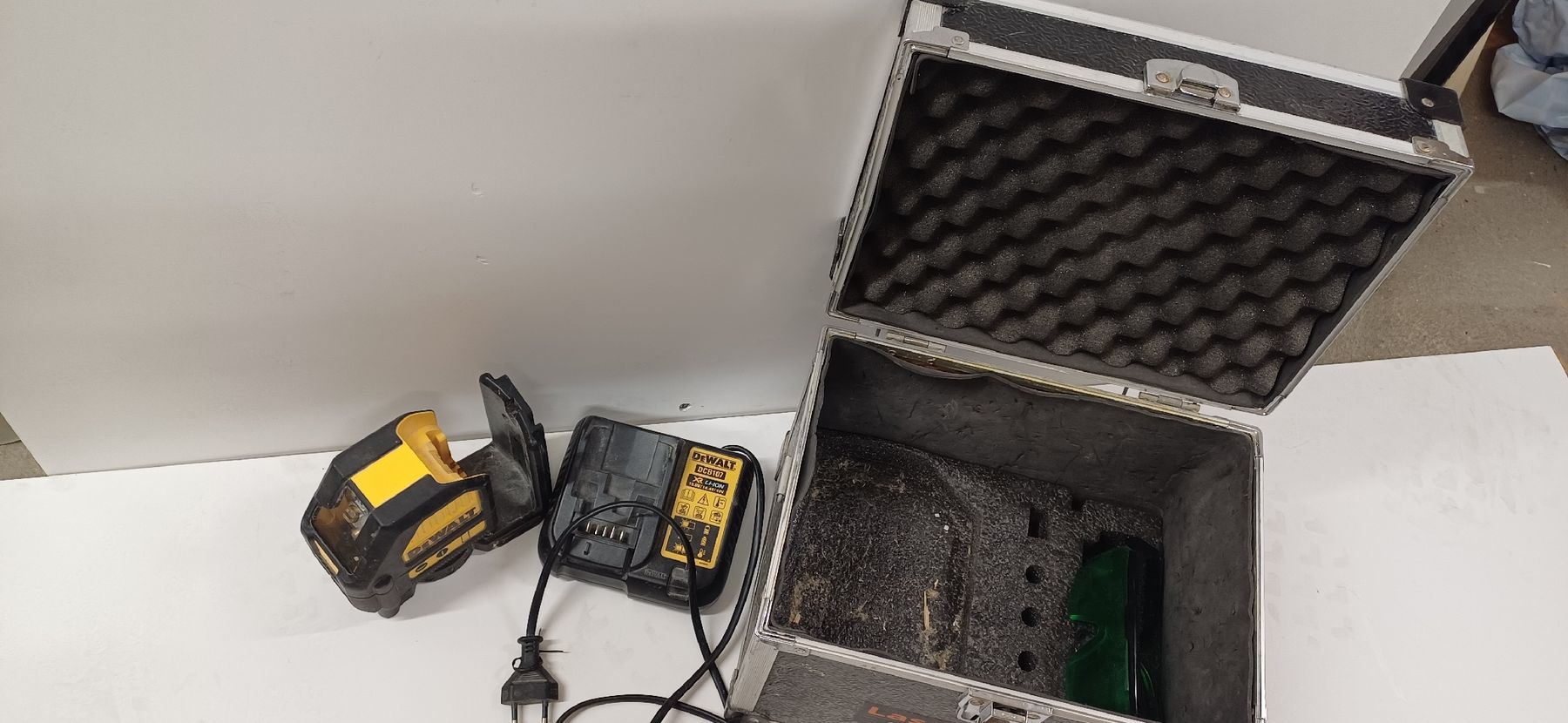 Dewalt Tutti gli attrezzi: DeWalt Kreuzlinienlaser mit Ladegerät  – Difettoso da Au TG venduto da aatec_105 3